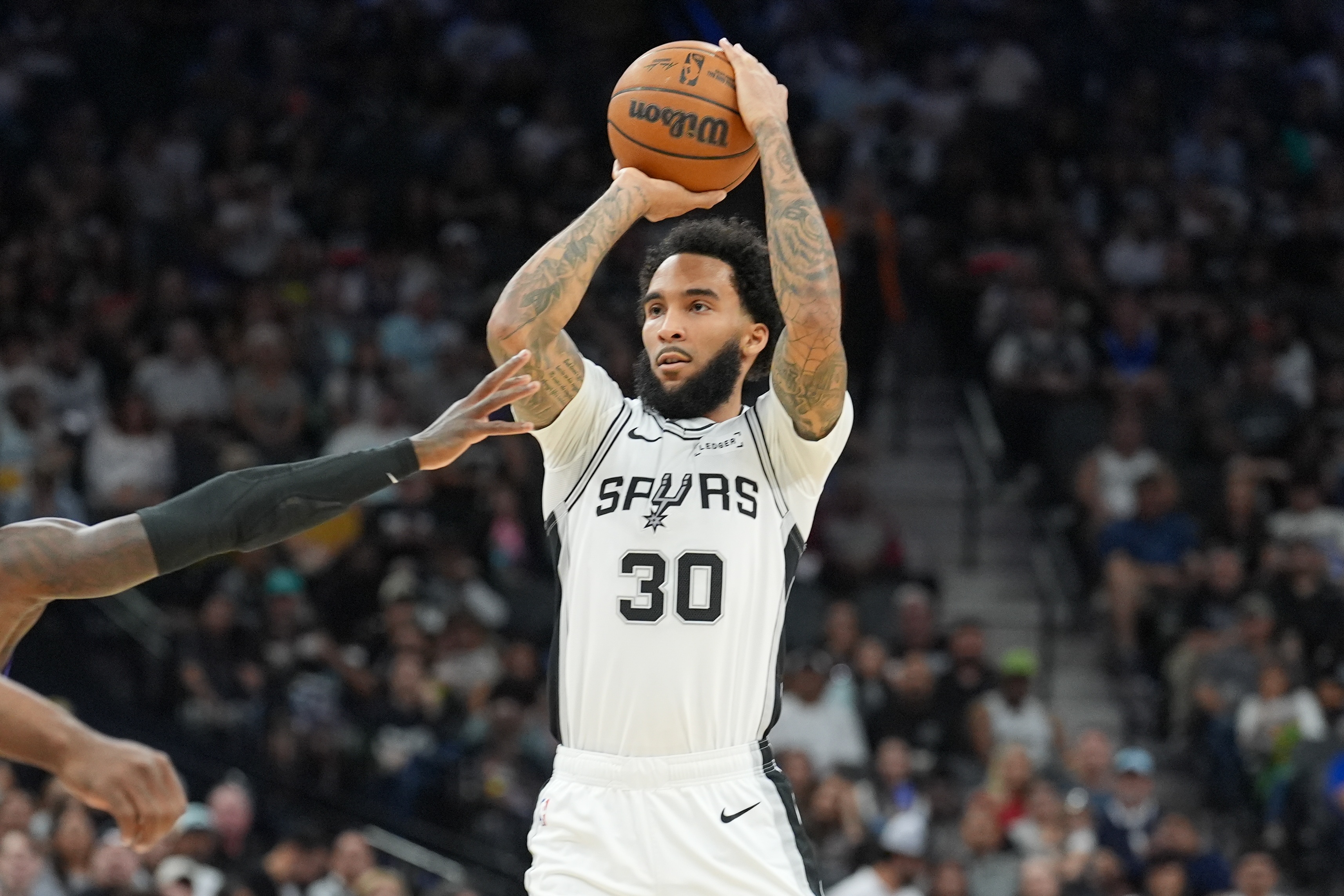 fb体育直播-活力十足！文班跳投没有 尚帕尼底线起飞双手补扣