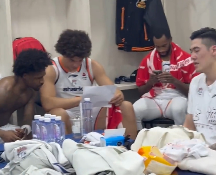 fb体育直播-胜广东更衣室！卢伟赞3将强调团结，领导直指别膨胀，氛围感拉满|上海|张镇麟|刘铮|比赛|古德温_新浪体育_新浪新闻